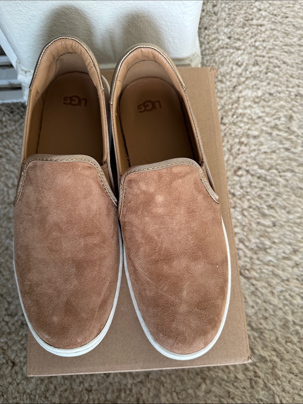 Ugg Women’s slip on soft suede shoes - Picture 3 of 7